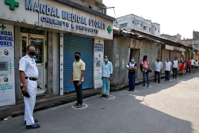 Người dân Ấn Độ xếp hàng trước hiệu thuốc. Ảnh: Reuters.