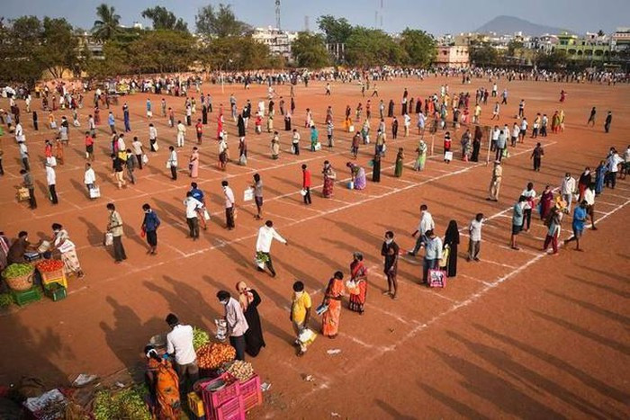Với đất nước có dân số đông như Ấn Độ, việc đảm bảo người dân duy trì khoảng cách an toàn không phải là điều dễ dàng. Ảnh: Financial Express.