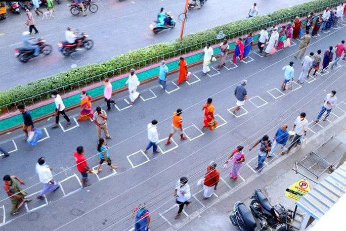 Con đường đi chợ của người dân New Delhi được vẽ những ô vuông màu trắng để tạo khoảng cách. Ảnh: Financial Express.