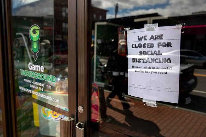 Một cửa hàng chơi game thông báo đóng cửa với lý do "khoảng cách xã hội". Ảnh: WBUR.