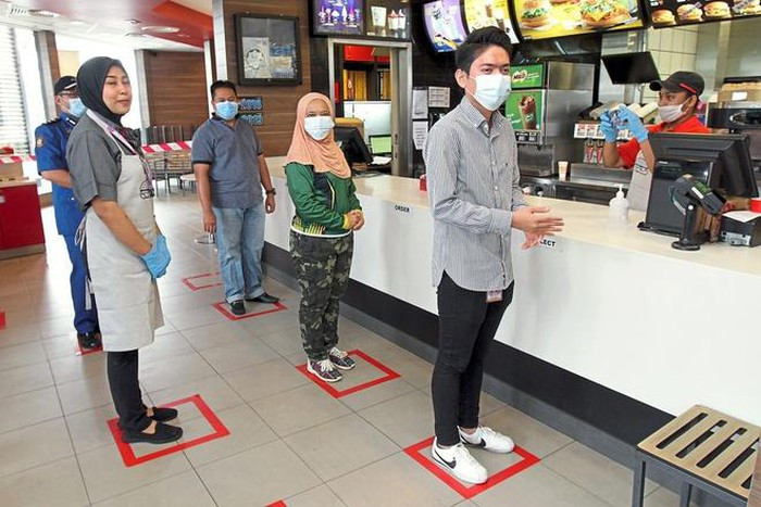 Một cửa hàng ở Kuala Lumpur, Malaysia thậm chí còn khoanh ô quy định chỗ đứng cho khách hàng. Ảnh: KK SHAM .