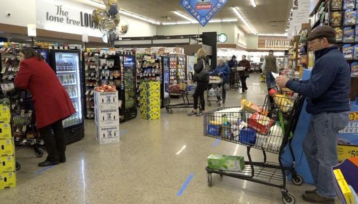 Tình trạng ồ ạt mua đồ tích trữ tại New York đã xảy ra ít hơn. Mọi người đi mua sắm đơn lẻ và giữ khoảng cách với người khác. Ảnh: RH.