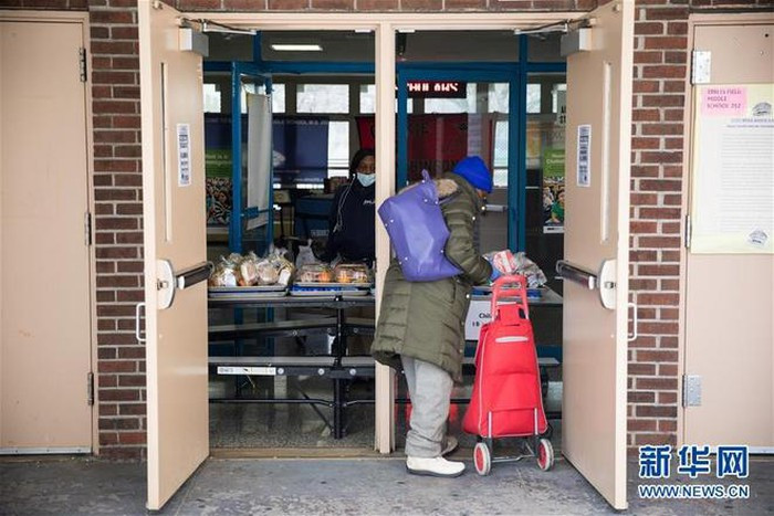 Từ thứ 2 đến thứ 6, mỗi người có thể nhận được tối đa là 3 phần thực phẩm tại hơn 400 điểm phân phối trong thành phố. Mọi người không tập trung đông người mà giãn ra từng đợt đến lấy thực phẩm. Ảnh: News.cn.