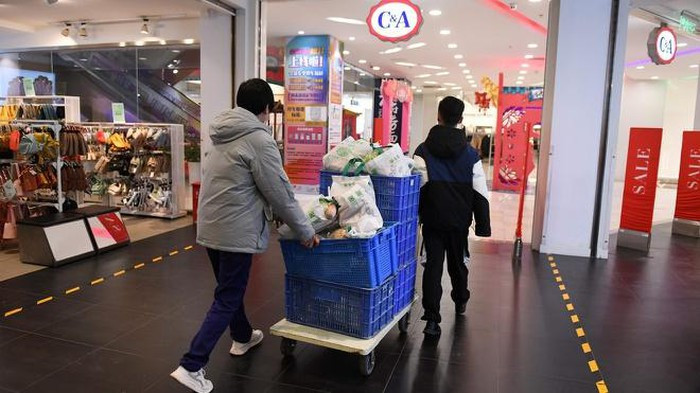 Một số người còn tận dụng xe chở hàng làm thước đo khoảng cách an toàn, tuân thủ quy định chính phủ đưa ra. Ảnh: Market Watch.