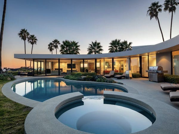 Trước đây, ông trùm công nghệ từng sở hữu một căn nhà hình boomerang ở California với vợ cũ Talulah Riley. Cặp vợ chồng trả 3,7 triệu USD để mua căn biệt thự vào năm 2014. Ảnh: Hilton &amp; Hyland.