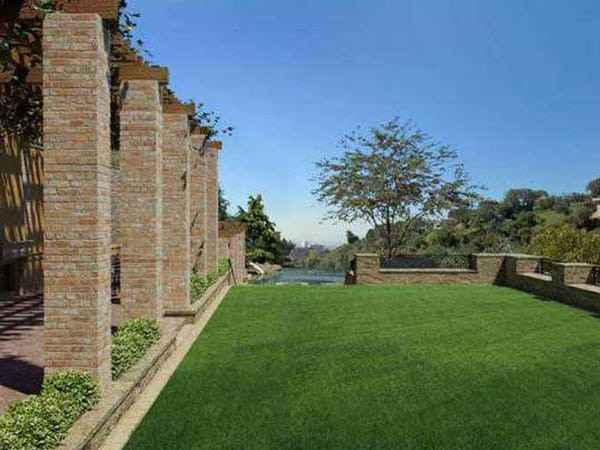 Ngôi nhà 256 m2 từng thuộc sở hữu của diễn viên Gene Wilder. Sân sau của căn biệt thự nhìn ra Bel Air Country Club. Ảnh: Trulia.com.