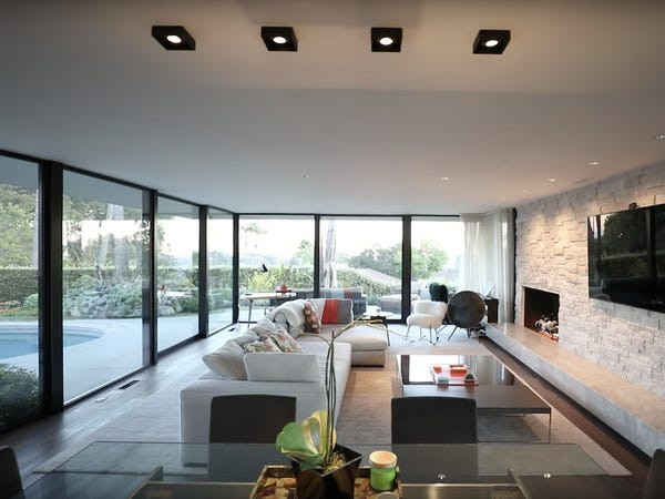 Những cửa sổ từ sàn đến trần trong suốt để lấy ánh sáng tự nhiên. Ảnh: Hilton &amp; Hyland.