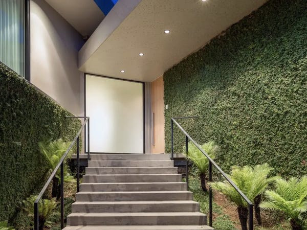 Ngôi nhà được bao quanh bởi hàng rào bảo mật. Ảnh: Hilton &amp; Hyland.