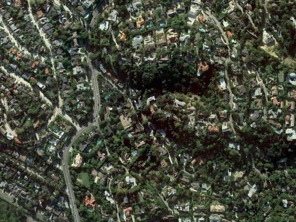 Tháng 7/2015, Musk cũng mua một căn biệt thự ở Los Angeles với giá 4,3 triệu USD. Ảnh: Google Earth.