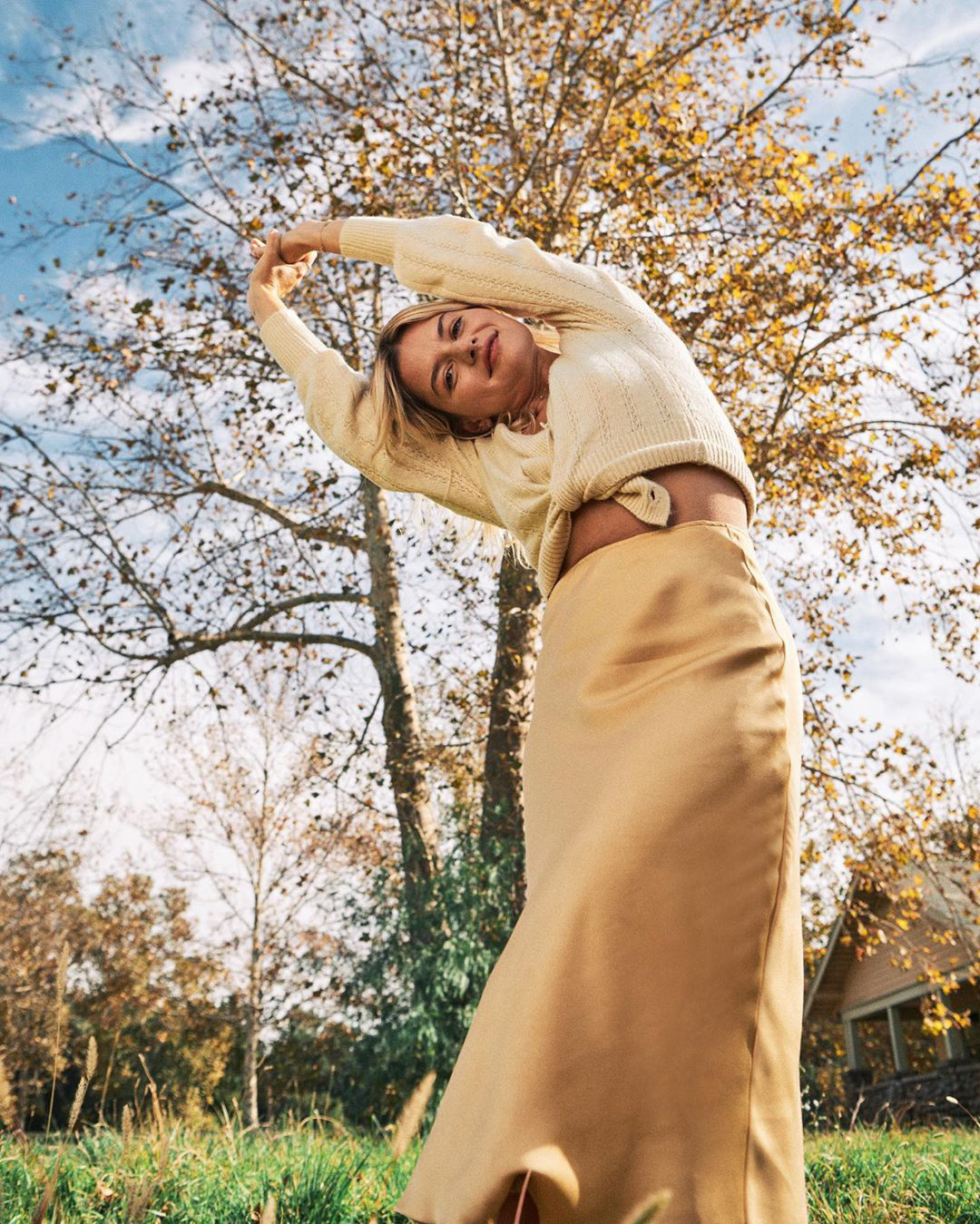 3. Chân váy hoa Hè vui tươi mà cứ diện mãi những chiếc chân váy trơn màu cũng chán; có rất nhiều kiểu chân váy họa tiết xinh như mộng mà bạn nên thử nghiệm, trong đó có chân váy hoa. Đây cũng là item quan trọng trong tủ đồ hè của phụ nữ Pháp và họ thiên vị nhất chân váy hoa phối màu nhã nhặn, diện lên thế nào cũng ra được vẻ trang nhã, tinh tế mà vẫn đủ tươi xinh, nổi bật.