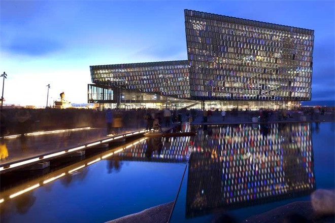 Harpa, Iceland: Nhà hát hiện đại ở Reykjavik này gây ấn tượng mạnh nhờ sự kết hợp của kính màu và thiết kế hình học độc đáo. Ảnh:E-architect.
