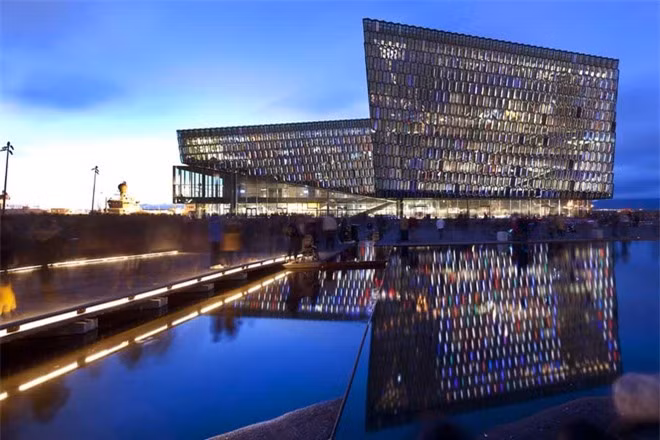 Harpa, Iceland: Nhà hát hiện đại ở Reykjavik này gây ấn tượng mạnh nhờ sự kết hợp của kính màu và thiết kế hình học độc đáo. Ảnh:E-architect.