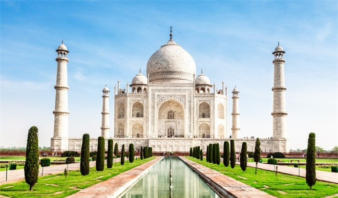 Lăng Taj Mahal, Ấn Độ: Lăng mộ tượng trưng cho tình yêu vĩnh cửu này là một trong những ví dụ điển hình của kiến trúc Ấn Độ. Nơi đây thu hút hàng triệu lượt khách mỗi năm tới chiêm ngưỡng vẻ đẹp của tòa lâu đài ốp đá trắng với các chi tiết điêu khắc tinh xảo, trang nhã. Ảnh:Makemytrip.