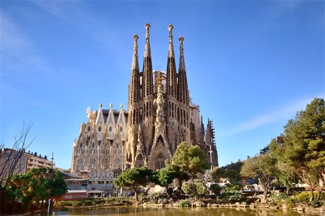 Sagrada Familia, Tây Ban Nha: Tòa tháp thánh đường Công giáo La Mã lộng lẫy này nổi bật trên nền trời Barcelona. Việc xây dựng công trình ấn tượng này bắt đầu từ năm 1882 và kéo dài tới tận ngày nay. Ảnh:Dezeen.