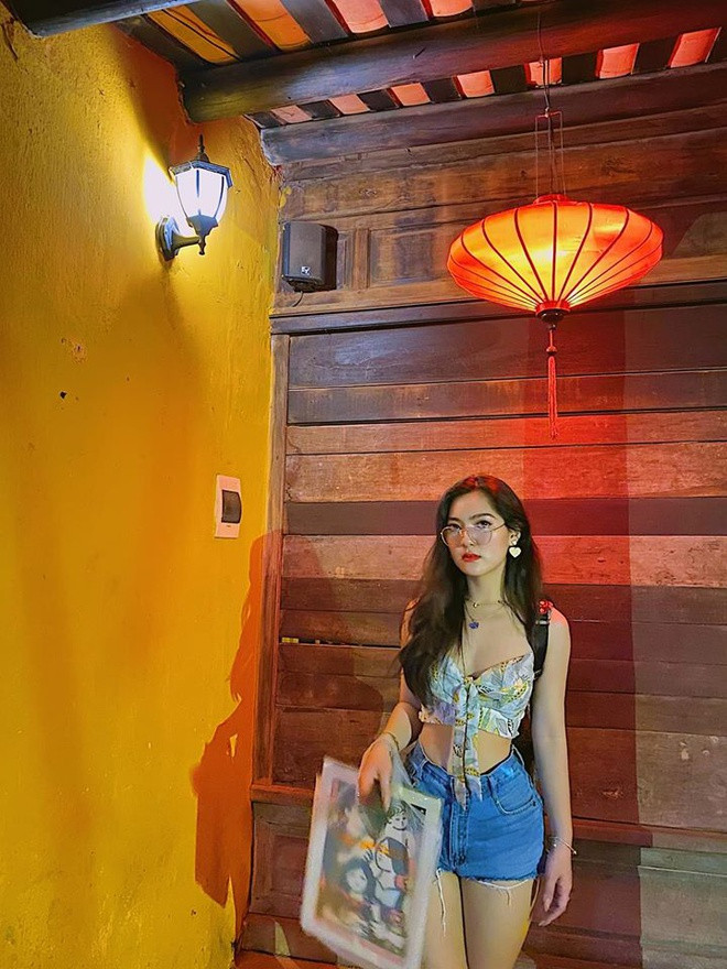 Thường xuyên khoe ảnh gợi cảm, Thanh Trúc từng nhận được nhiều tin nhắn mời chào khiếm nhã. Với mỗi lần như thế, 9X cho biết thường nhấn xoá ngay chứ không quan tâm gì nhiều. "Phụ nữ đẹp là người biết chăm chút cho bản thân. Đàn ông thành đạt là người có tài năng, họ biết mình cần gì và người con gái thế nào thì thu hút được họ. Với mình, người đẹp yêu đại gia là sự công bằng và hiển nhiên", Trúc chia sẻ về quan điểm người đẹp yêu đại gia.