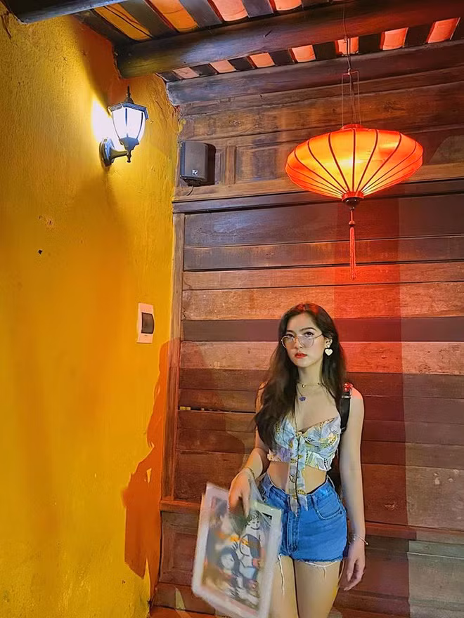 Thường xuyên khoe ảnh gợi cảm, Thanh Trúc từng nhận được nhiều tin nhắn mời chào khiếm nhã. Với mỗi lần như thế, 9X cho biết thường nhấn xoá ngay chứ không quan tâm gì nhiều. "Phụ nữ đẹp là người biết chăm chút cho bản thân. Đàn ông thành đạt là người có tài năng, họ biết mình cần gì và người con gái thế nào thì thu hút được họ. Với mình, người đẹp yêu đại gia là sự công bằng và hiển nhiên", Trúc chia sẻ về quan điểm người đẹp yêu đại gia.