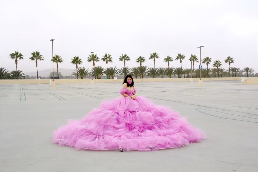 Co gai My bong noi tieng nho chiec vay gian cach xa hoi