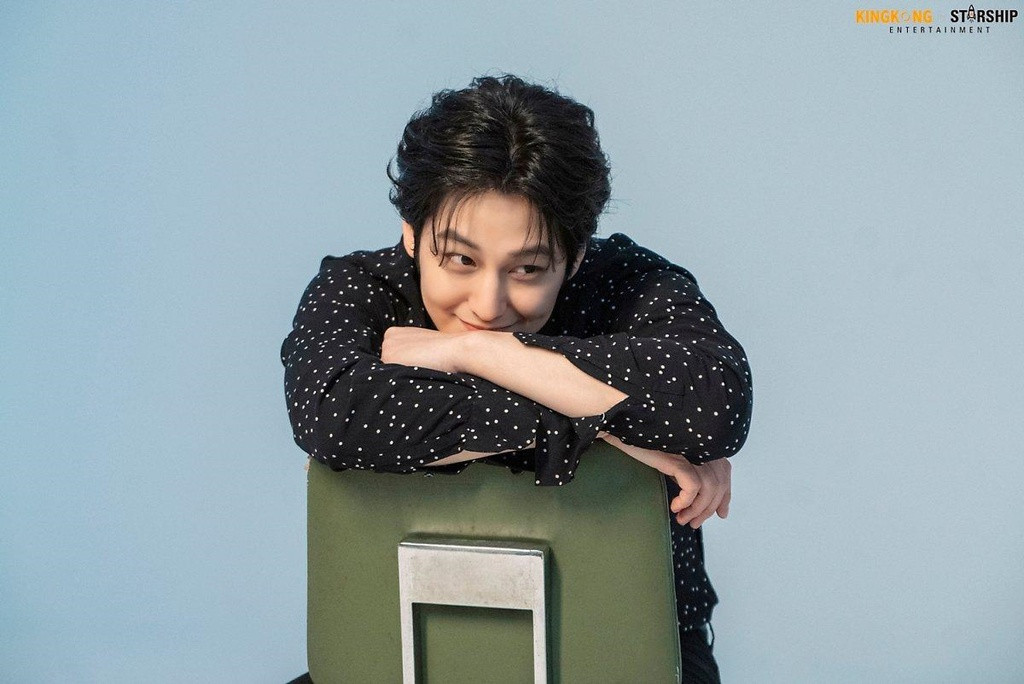 Mới đây, công ty quản lý King Kong by Starship và Kim Bum đã đăng tải loạt ảnh mới lên trên SNS chính thức. Bộ ảnh của sao nam sinh năm 1989 nhanh chóng thu hút sự chú ý của người hâm mộ với ngoại hình không tuổi. 11 năm trôi qua kể từ lần đầu xuất hiện trong bộ phim học đường gây sốt khắp châu Á - Vườn sao băng, mỹ nam 30 tuổi hiện vẫn giữ được vẻ ngoài phong độ, trẻ trung.