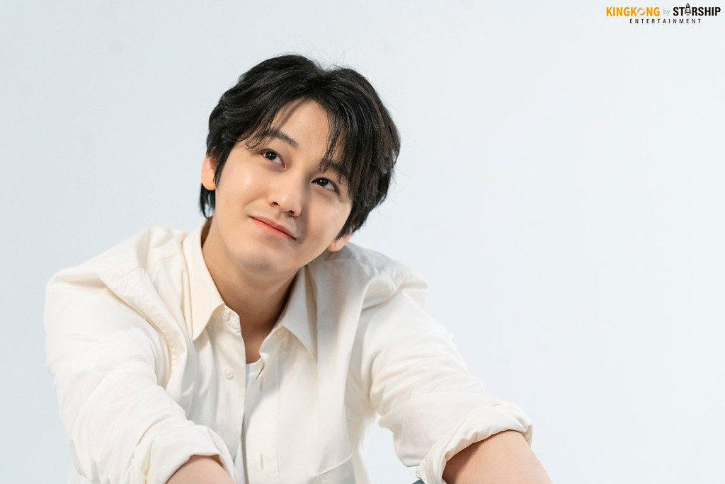 Trong phim, Kim Bum sẽ đóng vai Lee Rang, em trai cùng cha khác mẹ với nhân vật Lee Yeon. Được mô tả là nhân vật hồ ly lợi hại, nguy hiểm nhất, Lee Rang ẩn chứa sự khinh miệt sâu sắc đối với loài người đang sống xung quanh.