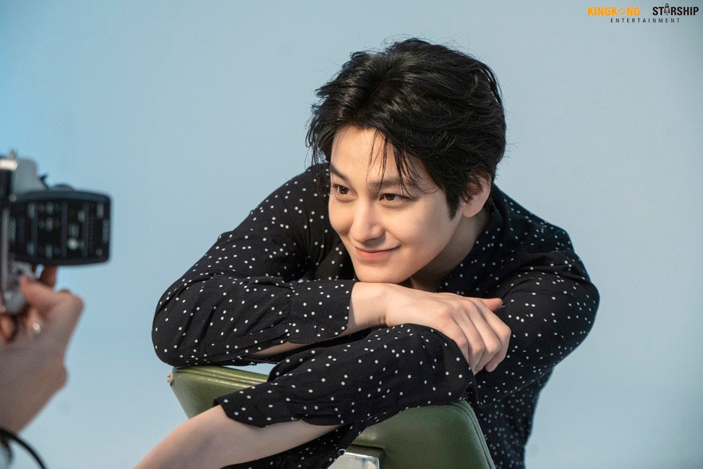 Bộ phim hứa hẹn là dự án tiềm năng đánh dấu sự trở lại của Kim Bum trên màn ảnh nhỏ. Đây cũng là tác phẩm truyền hình đầu tiên của nam diễn viên trong hơn 4 năm vắng bóng, kể từ drama Mrs.Cop 2 của đài SBS vào năm 2016.