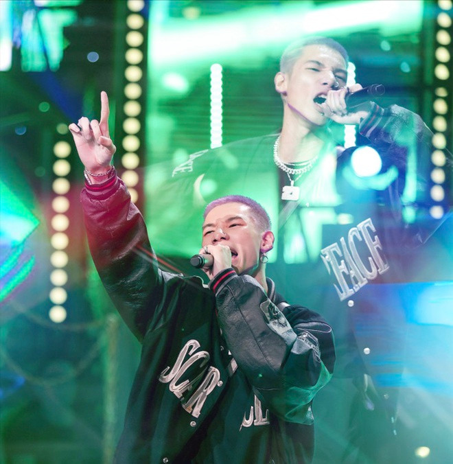 Tại Rap Việt, MCK gây chú ý sau khi công khai tình cảm với Tlinh. Trong vòng thi Bứt phá, anh đối đầu bạn gái và là người chiến thắng, giành tấm vé vào chung kết. MCK cũng chính là ứng viên đã loại Hành Or của đội Binz. Ảnh: Rap Việt.