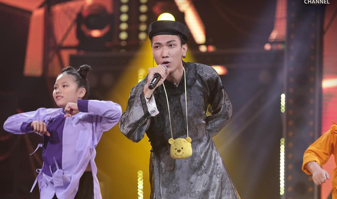 Tác phẩm Thầy Nam mà Gonzo trình diễn ở vòng Bứt phá gây ấn tượng mạnh với hội đồng giám khảo cũng như khán giả. Cách gieo vần, chơi chữ chính là thế mạnh của Gonzo. Những câu rap như "Không thầy đố mày làm nên nhưng trò ngoan thì không nên làm cho thầy phải đố" hay "Vài lần lệ đổ để đổi về độ nể”... giúp Gonzo ghi điểm. Ảnh: Rap Việt.