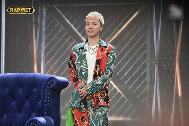 R.Tee không chiến thắng ở vòng thi Bứt phá, nhưng những màn trình diễn của anh trên sân khấu Rap Việt vẫn để lại ấn tượng bởi sự biến hóa, làm mới hình ảnh. R.Tee cũng là rapper có voice, flow tốt. Điều đó được thể hiện qua Rằm tháng 7, Sơn Tinh - Thủy Tinh, Nhà bao việc. Ảnh: Rap Việt.