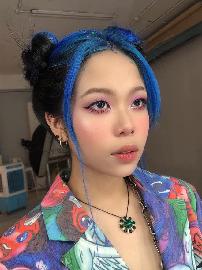 Năm 2020, Tlinh trở lại với Rap Việt và là thành viên của đội Suboi. Ngoại hình của cô gái 20 tuổi ngày càng "lột xác". Tlinh chia sẻ cô đã nghỉ học ngành y giữa chừng để theo rap. "Tôi hoàn thành năm đầu tiên ở Đại học Quốc gia Hà Nội. Đến năm thứ hai, tôi xin bảo lưu kết quả để tìm hiểu xem bản thân thực sự muốn gì. Sau một năm suy nghĩ, tôi quyết định nghỉ học. Đến lúc này, tôi không tiếc nuối hay hối hận với lựa chọn của mình", cô chia sẻ trên Zing. Ảnh: NVCC.