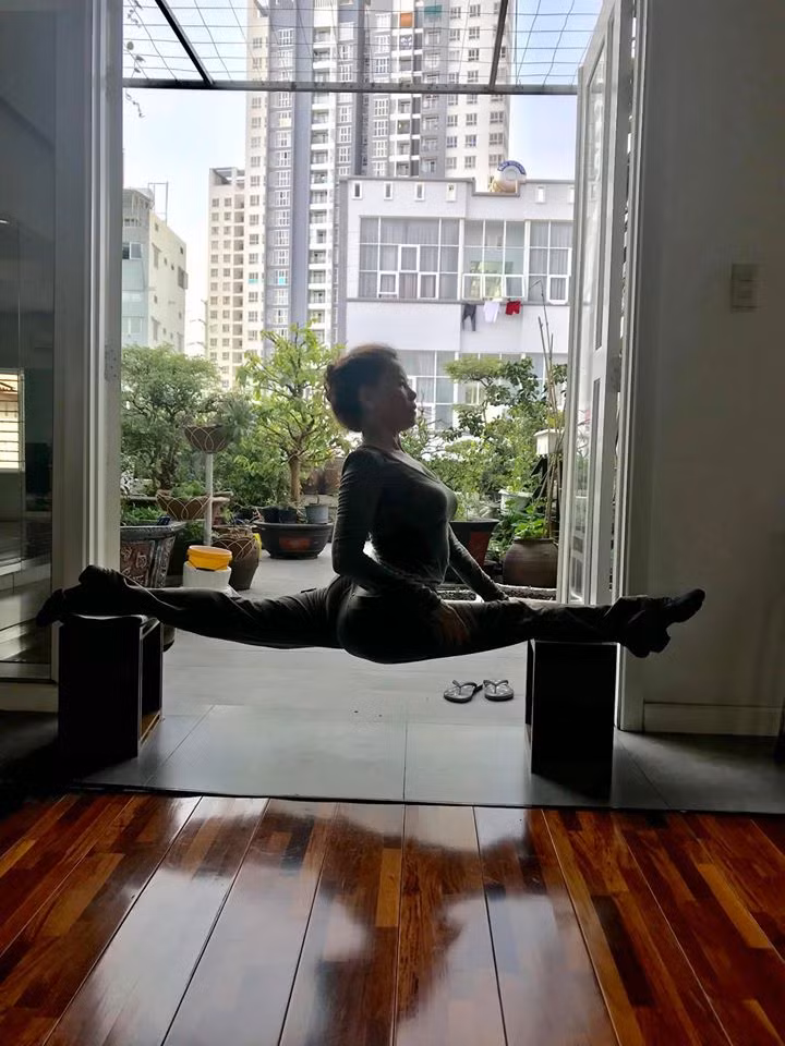 Me Ho Ngoc Ha thuc hien dong tac yoga dinh bat chap tuoi 63-Hinh-2