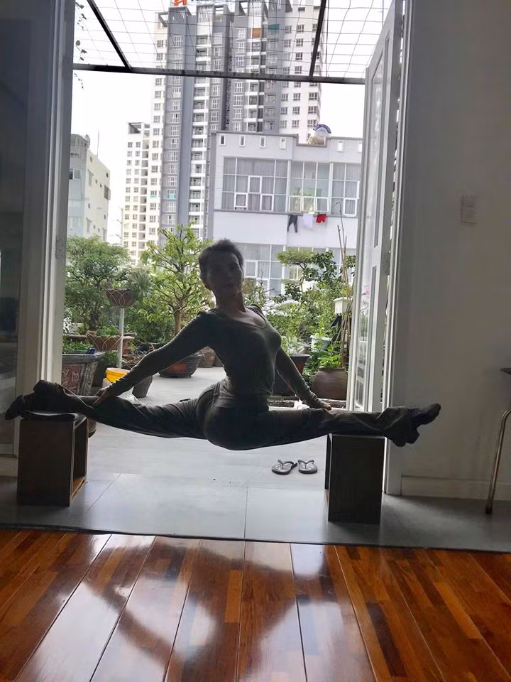 Me Ho Ngoc Ha thuc hien dong tac yoga dinh bat chap tuoi 63-Hinh-3