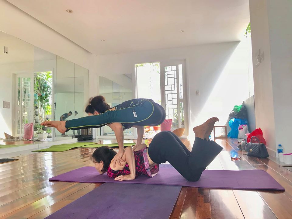 Me Ho Ngoc Ha thuc hien dong tac yoga dinh bat chap tuoi 63-Hinh-11