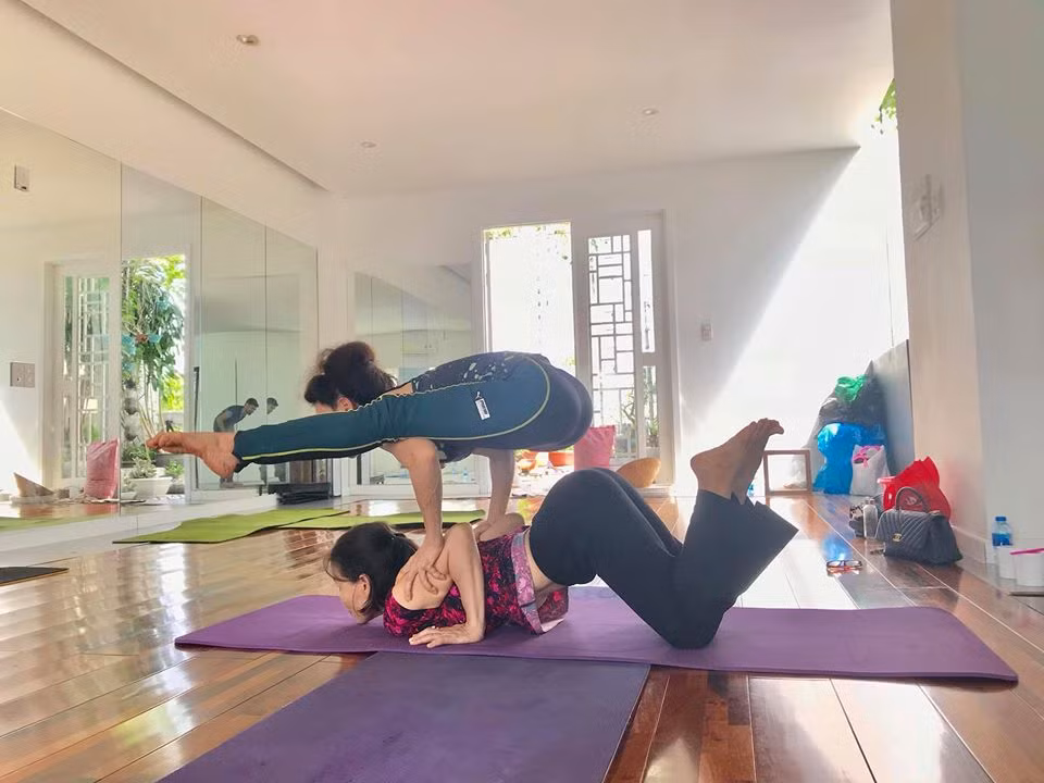 Me Ho Ngoc Ha thuc hien dong tac yoga dinh bat chap tuoi 63-Hinh-11