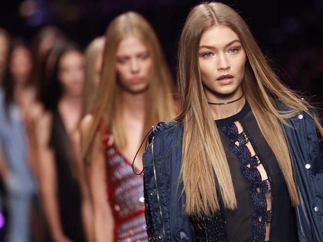 Công ty thời trang xa xỉ Versace ủng hộ khoảng 143.000 USD để hỗ trợ vật tư y tế cho Trung Quốc. Riêng CEO của công ty, Donatella Versace, cùng con gái trao tặng hơn 223.000 USD cho một bệnh viện ở thành phố Milan, Italy. Ảnh: Getty.