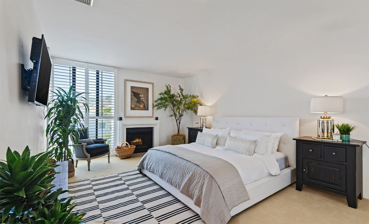 Phòng ngủ chính rộng lớn, thoáng đãng, tràn ngập ánh sáng tự nhiên, được tích hợp với một phòng tắm riêng.