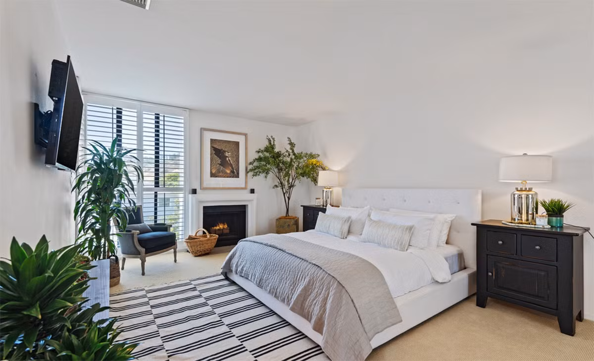 Phòng ngủ chính rộng lớn, thoáng đãng, tràn ngập ánh sáng tự nhiên, được tích hợp với một phòng tắm riêng.