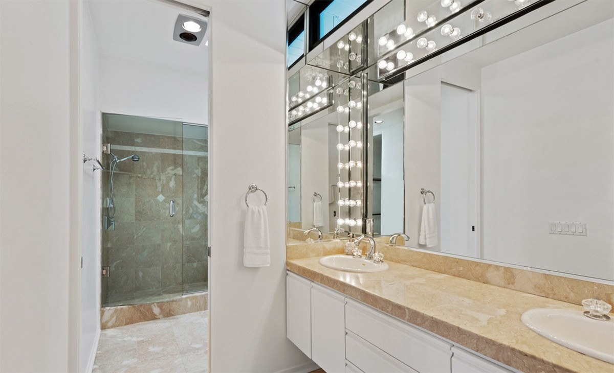 Phòng tắm chính trang nhã, được bài trí lộng lẫy, sang trọng với những tiện nghi cao cấp.