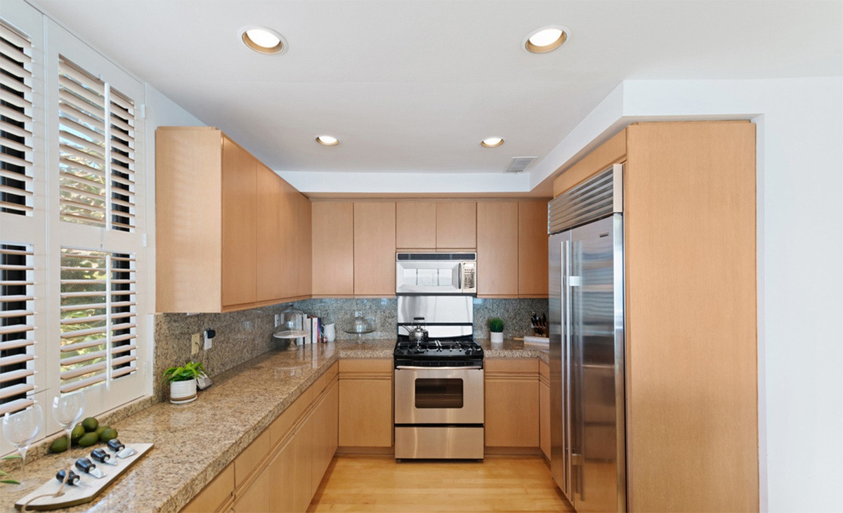 Nhà bếp rộng rãi được trang hoàng với nhiều thiết bị nấu nướng hiện đại. Các nội thất bằng gỗ khiến nơi này vừa sang trọng vừa mộc mạc.