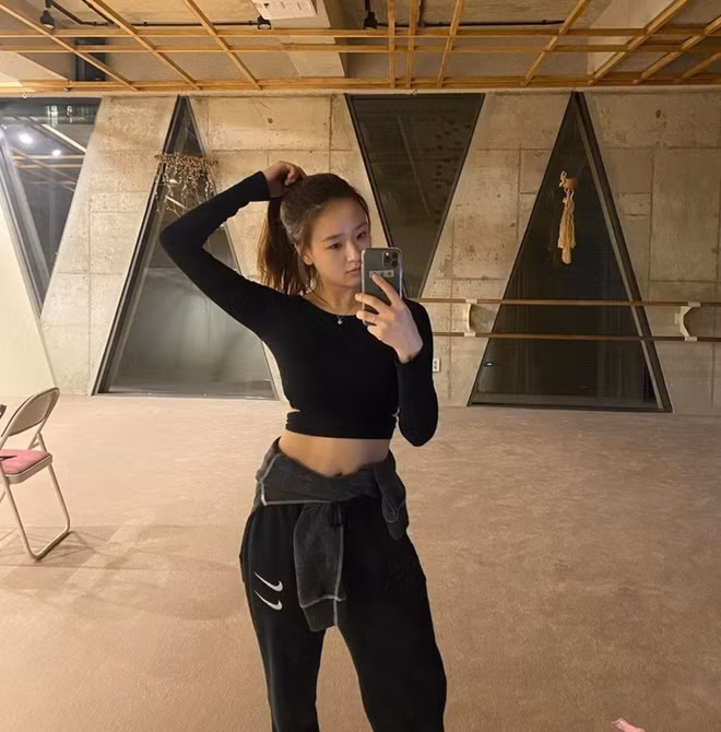 Yeon Jae dành nhiều thời gian cho sở thích nhảy múa. Vốn là VĐV thể dục nhịp điệu, khả năng cảm thụ âm nhạc, chuyển động uyển chuyển của cô được đánh giá cao. 9X thường đăng tải các clip nhảy cover trên kênh video cá nhân. Bên cạnh đó, Yeon Jae còn làm vlogger, tham gia game show giải trí hay làm bình luận viên một số sự kiện thể thao.