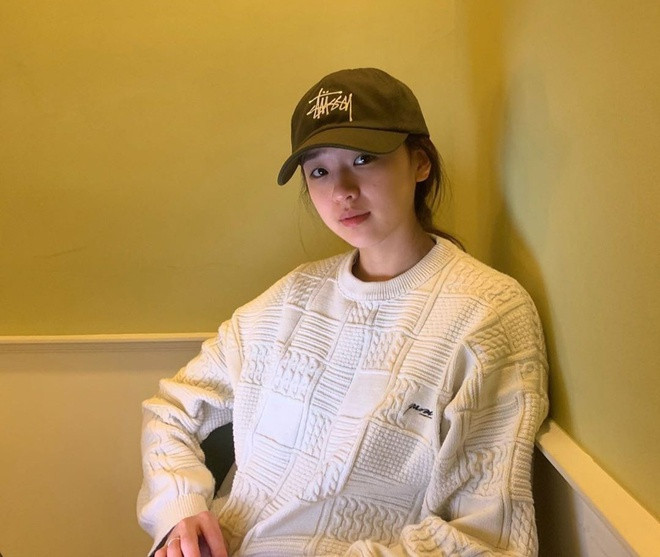 Trong loạt ảnh mặt mộc, nhan sắc của cựu VĐV sinh năm 1994 vẫn nhận được nhiều lời khen nhờ nước da căng mịn, gương mặt trẻ hơn tuổi.