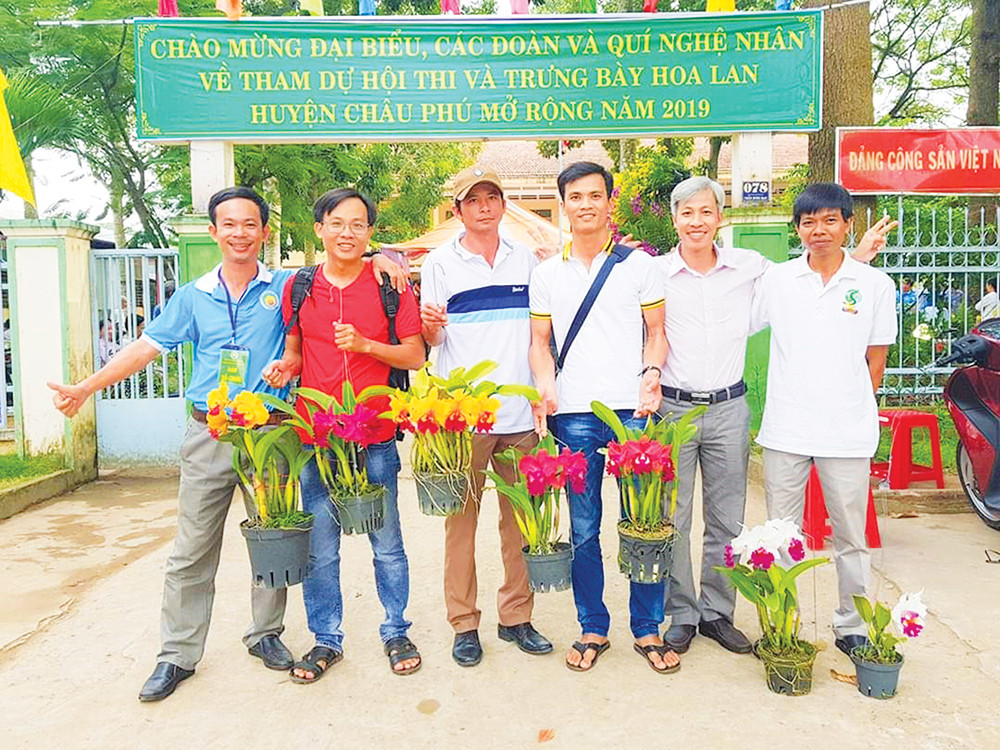 Chang trai trong 2.000 gio lan, co 20 loai lan gia hac quy hiem-Hinh-2