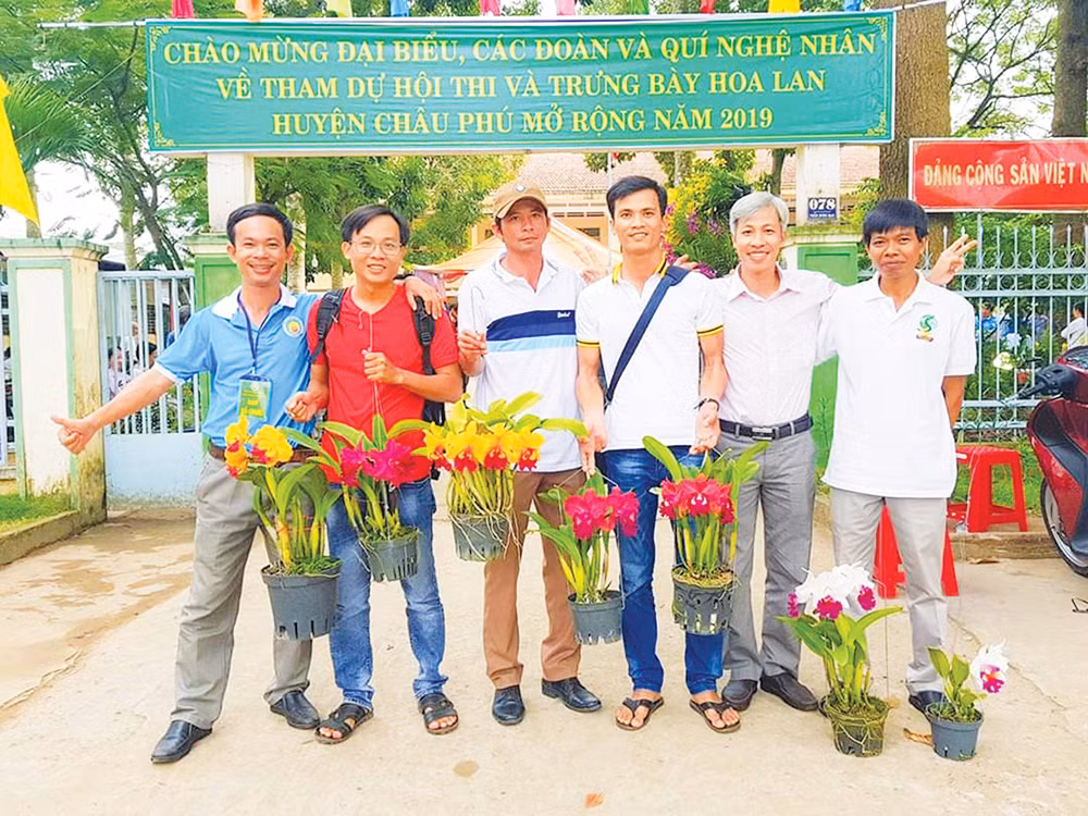 Chang trai trong 2.000 gio lan, co 20 loai lan gia hac quy hiem-Hinh-2