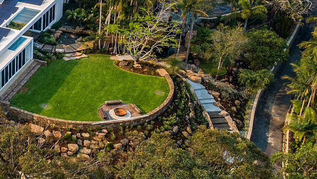 Sân vườn rộng rãi, xanh mát là nơi lý tưởng để tổ chức những bữa tiệc thân mật với bạn bè. Ảnh: Daily Mail.