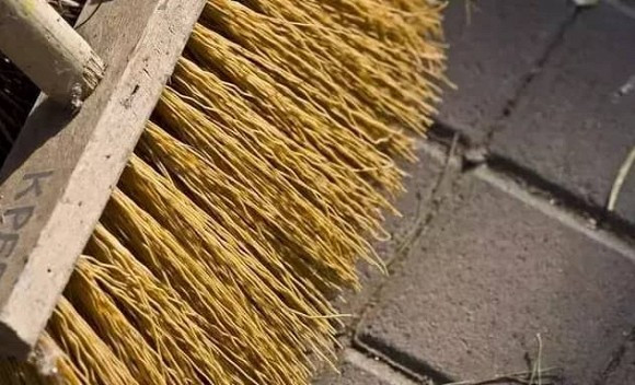 Choi khong duoc dat o day, neu khong se quet sach cua cai!-Hinh-3