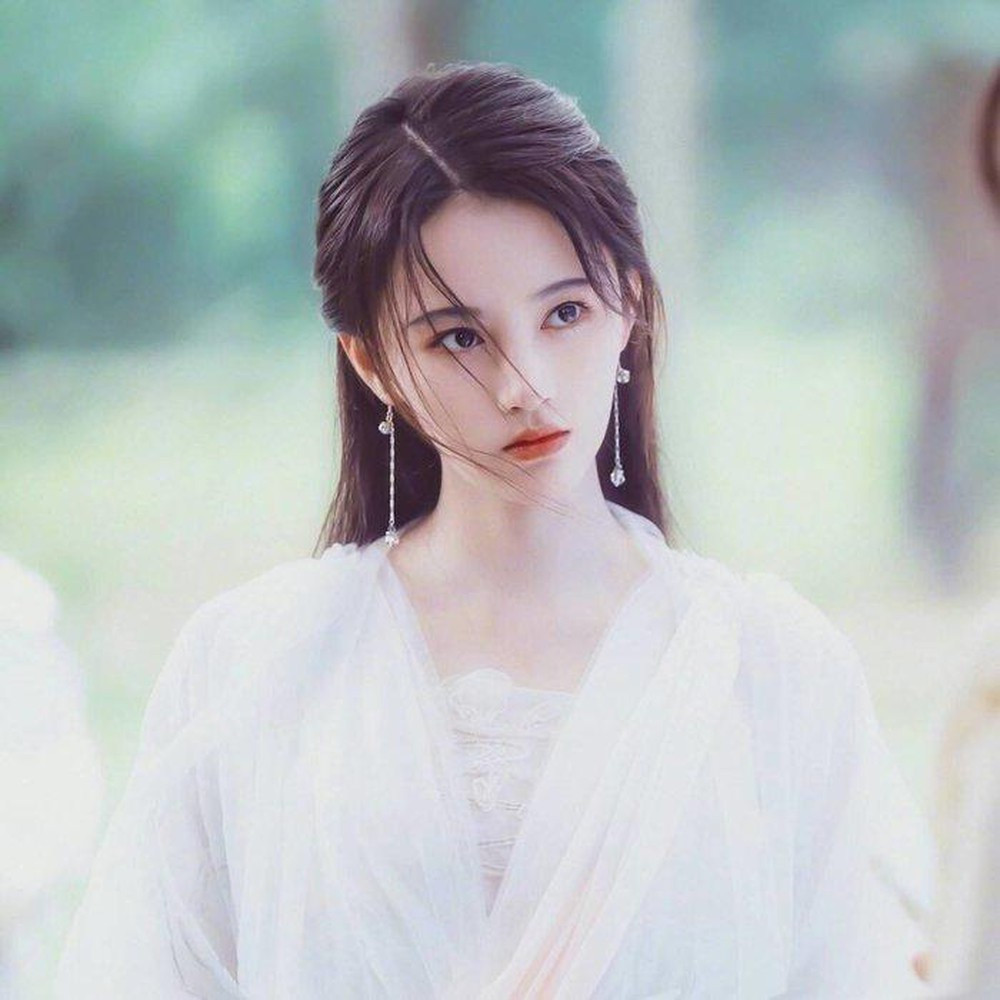 Trên phim trường, Cúc Tịnh Y cũng bị chỉ trích có thái độ không hợp tác, lạm dụng diễn viên đóng thế. Cô có một số tác phẩm như Nhiệt huyết Trường An, Cửu Châu Thiên không thành, Hiên viên kiếm, Tân Bạch nương tử truyền kỳ, Vân Tịch truyện được khán giả yêu thích, nhưng diễn xuất của Cúc Tịnh Y vẫn gây tranh cãi, biểu cảm đơ cứng.