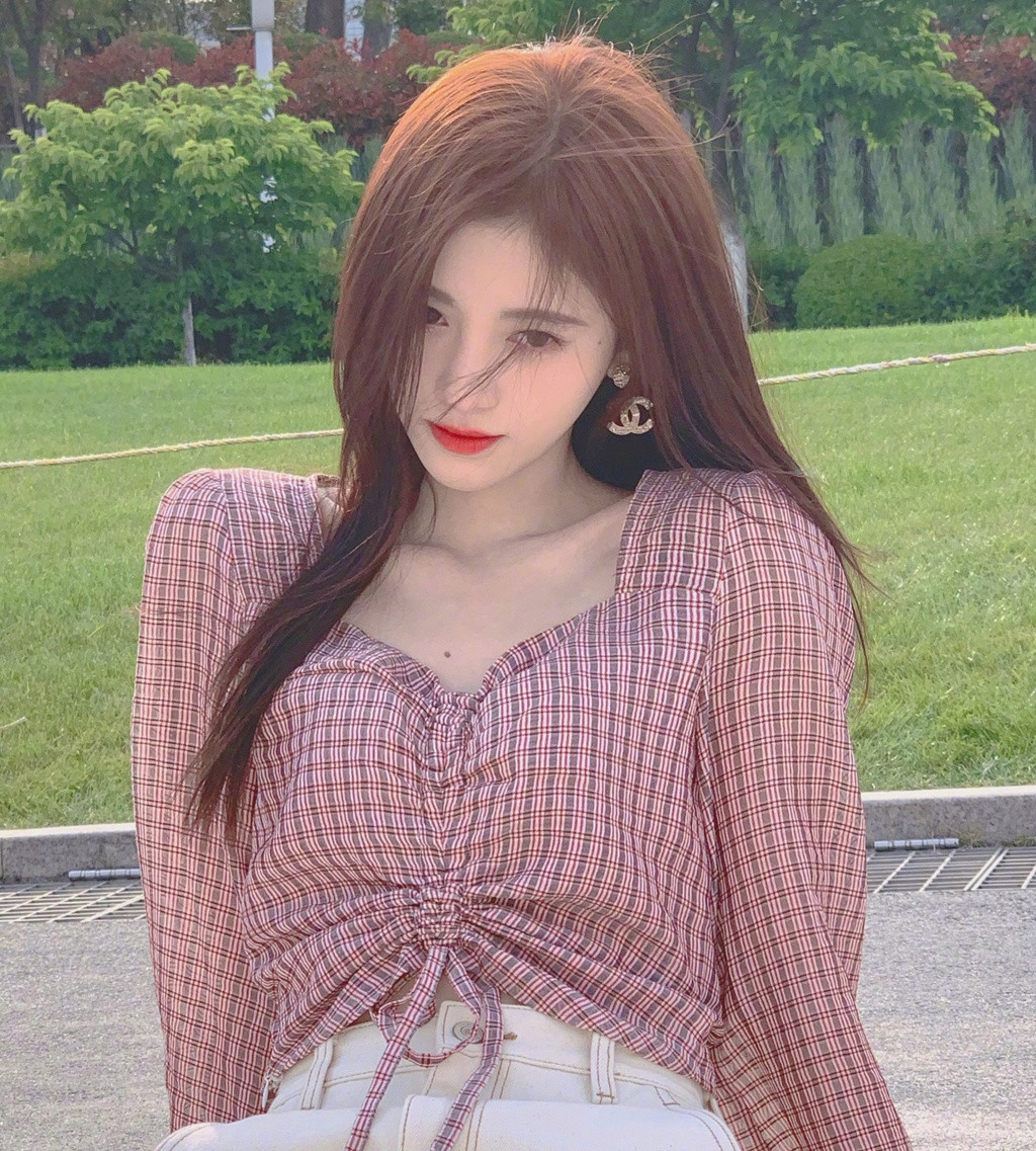 Sohu từng bình luận: "Cúc Tịnh Y mang vẻ đẹp thanh khiết, ngọt ngào nhưng không sâu sắc. Trông cô giống hot girl hơn là nghệ sĩ thực thụ". Sự khác biệt nằm ở tính tích cực mà Cúc Tịnh Y mang lại. Nữ ca sĩ thường gây tranh cãi và bị tố nói dối khi cố xây dựng hình tượng hoàn hảo.