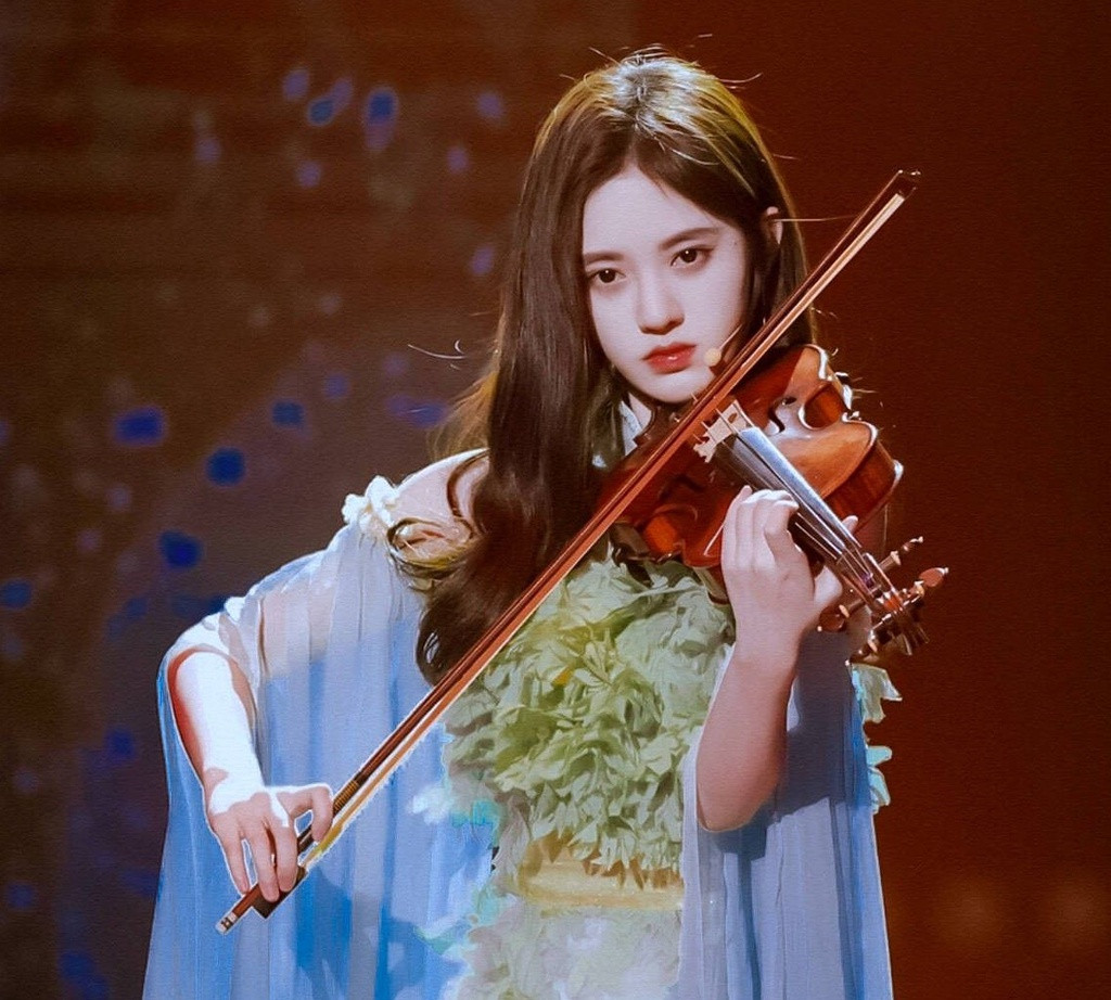 Nữ ca sĩ còn bị chỉ trích khi xây dựng hình ảnh thần tượng đa tài, biết chơi nhiều loại nhạc cụ như piano, violin, nhưng cô bị tố cáo gian lận khi thể hiện tiết mục trên truyền hình. Trong đó, hai nghệ sĩ violin tên Brett và Eddy cho rằng cách kéo dây của Cúc Tịnh Y và âm thanh phát ra từ tiếng đàn hoàn toàn không trùng khớp.