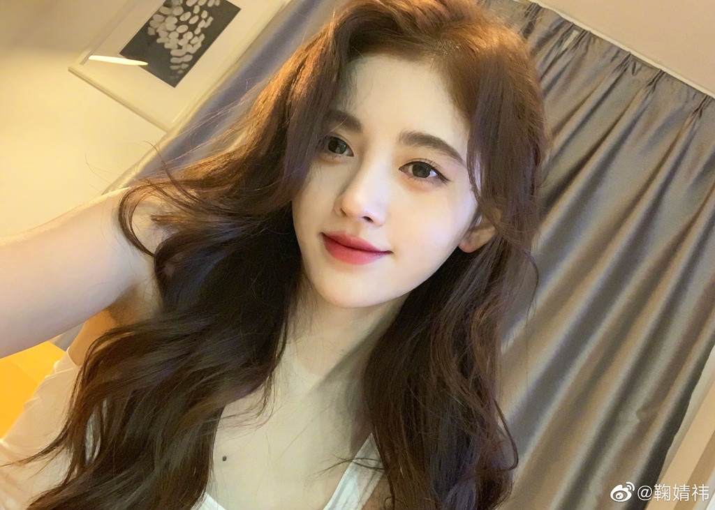 Khi làm giám khảo chương trình Quốc phong mỹ thiếu niên, nữ ca sĩ cũng thường có hành động chỉ tay vào mặt thí sinh, tỏ thái độ không hài lòng khi tranh luận, nằm dài, ngả ngớn trên ghế và nhận xét mơ hồ, khó hiểu. Trong nhiều tập phát sóng, giám khảo Hoắc Tôn còn phải đỡ lời và nói thay cô.