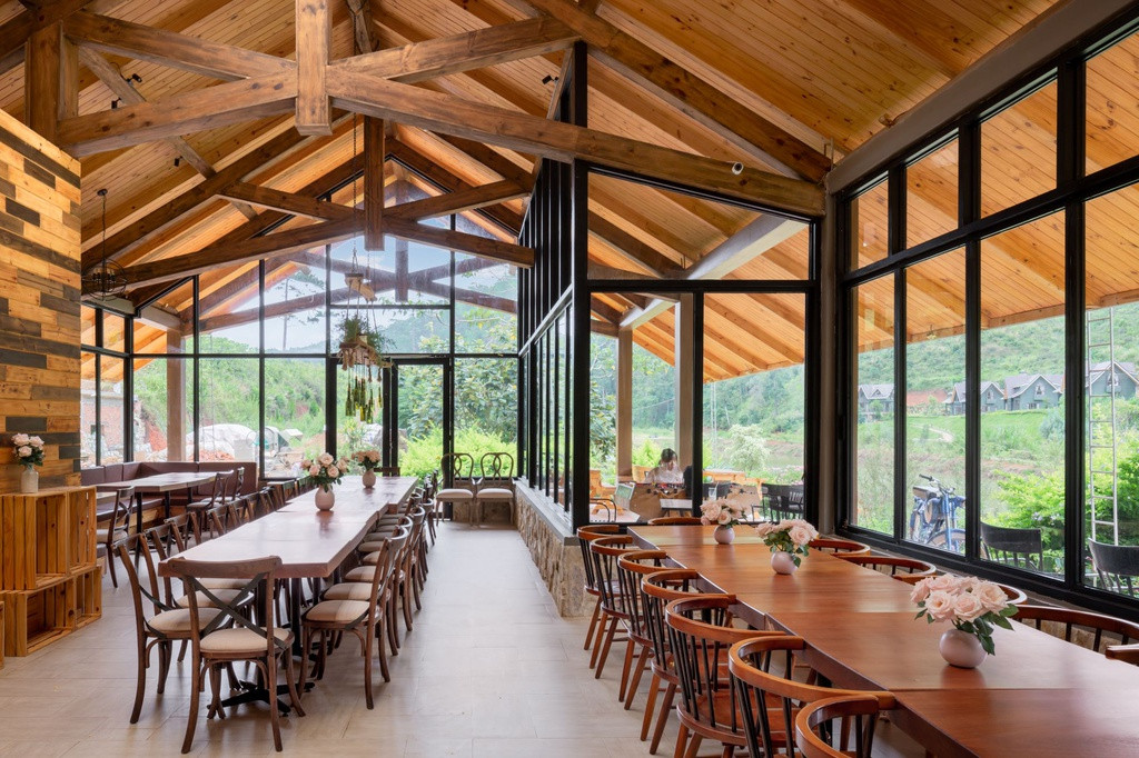 Với những bức tường kính lớn, khách nghỉ dưỡng khi dùng bữa tại đây có thể ngắm trọn khung cảnh thung thũng.