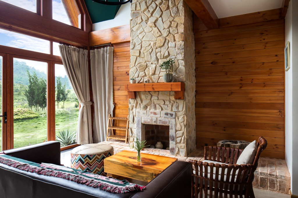 Từng biệt thự đều được thiết kế như những ngôi nhà thường thấy ở châu Âu với phòng khách có trần cao, thông tầng kết hợp lò sưởi.