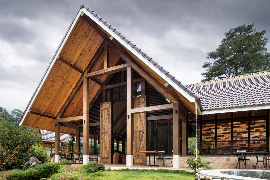 Nằm trong khu biệt thự, một nhà hàng lớn với vật liệu chủ đạo là gỗ và đá mang đến cảm giác hoài cổ, mộc mạc nhưng vẫn tiện nghi.